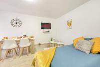 a bedroom with a bed and a table and chairs at Charmant T2 proche de Disney in Noisy-le-Grand