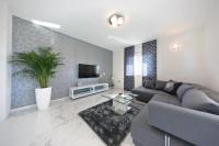 Televízia a/alebo spoločenská miestnosť v ubytovaní Luxury Majpruz Suites I