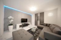 Televízia a/alebo spoločenská miestnosť v ubytovaní Luxury Majpruz Suites I