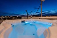 Bazén v ubytovaní Luxury Majpruz Suites I alebo v jeho blízkosti