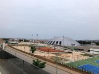 Tenis alebo squash v ubytovaní Luxury Majpruz Suites I alebo jeho okolí