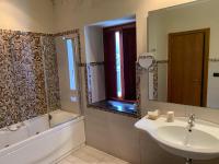 A bathroom at Le Stanze Del Vicerè Boutique Hotel
