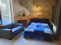 Cama ou camas em um quarto em Maison troglodytique Dou&eacute; La Fontaine