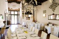 een eetkamer met witte tafels en witte stoelen bij Agriturismo Casalicchio in Cammarata