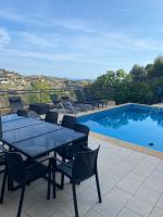 Bazén v ubytovaní Spacieuse Villa Niçoise au calme avec piscine alebo v jeho blízkosti