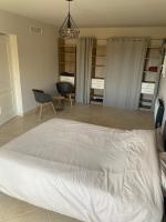 Posteľ alebo postele v izbe v ubytovaní Spacieuse Villa Niçoise au calme avec piscine