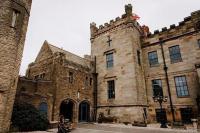 un gran edificio de piedra con una cruz encima en Sneaton Castle, en Whitby