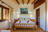 A bed or beds in a room at Casa con piscina a 1 km del mar y del pueblo
