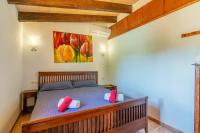 A bed or beds in a room at Casa con piscina a 1 km del mar y del pueblo