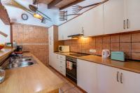 A kitchen or kitchenette at Casa con piscina a 1 km del mar y del pueblo
