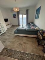 Televízia a/alebo spoločenská miestnosť v ubytovaní Blue Art Apartment