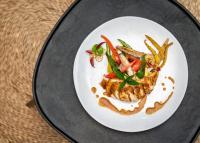 Un plato de comida con carne y verduras en una mesa. en Villa Alba - Ahangama, en Ahangama