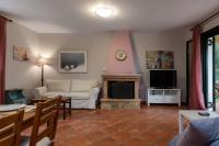 TV a/nebo společenská místnost v ubytování Koxyli Studios & Apartments