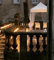 - Balcón con valla, mesa y sillas en La Grande Maison Mazamet, en Mazamet