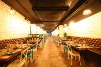 een rij tafels en stoelen in een restaurant bij Brilliant Hotel & Convention Centre Indore in Indore