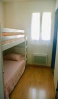 a small bedroom with a bunk bed and two windows at JV APPART** 5 Pers 5mn Luz 15 mn Ardiden in Luz-Saint-Sauveur