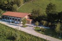 een klein huis in het midden van een veld bij Mittersteinerhof in Villabassa