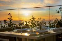 ein Tisch mit Weingläsern und Blick auf das Meer in der Unterkunft Crowne Plaza Florya Istanbul by IHG in Istanbul