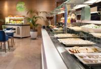 ein Buffet mit Tabletts mit Speisen in einem Restaurant in der Unterkunft Crowne Plaza Florya Istanbul by IHG in Istanbul