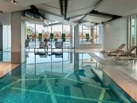 Bazén v ubytování Crowne Plaza Florya Istanbul by IHG nebo v jeho okolí