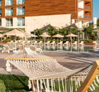 Bazén v ubytování Crowne Plaza Florya Istanbul by IHG nebo v jeho okolí