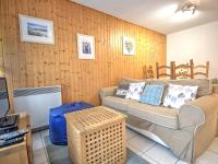 a living room with a couch and a table at Appartement Morzine, 2 pièces, 6 personnes - FR-1-524-41 in Morzine