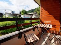 a wooden bench sitting on a balcony with a view at Appartement Morzine, 2 pièces, 6 personnes - FR-1-524-41 in Morzine