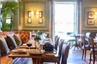 comedor con mesa y copas de vino en Hotel du Vin & Bistro Harrogate, en Harrogate