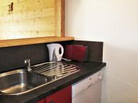 A kitchen or kitchenette at Appartement Avoriaz, 2 pi&egrave;ces, 5 personnes - FR-1-634-63