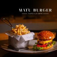 een bord met een hamburger en een mandje friet bij El Portal Del Marques in Cajamarca