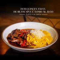 een witte kom met eten met noedels en vlees bij El Portal Del Marques in Cajamarca