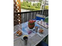 ゲストハウスの敷地内または近くでの食事または食べ物