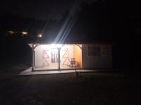 ein kleines Haus mit Nachtlicht in der Unterkunft Le papillon bleu in Sainte-Anne