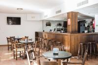 um restaurante com mesas, cadeiras e um bar em Hotel Tugasa Sierra y Cal em Olvera