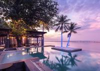 una piscina con dos palmeras y una casa en Lub d Koh Samui Chaweng Beach - Beachfront &amp; Vibrant Social Vibe, en Chaweng