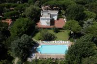 Bazén v ubytovaní Hotel La Bussola alebo v jeho blízkosti