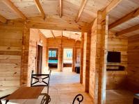 Televízia a/alebo spoločenská miestnosť v ubytovaní Chalet bois jacuzzi