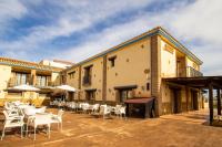 une terrasse avec des tables et des chaises devant un bâtiment dans l'établissement Hostal Rural Turre, à Turre