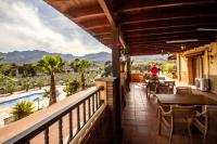 d'un balcon avec des tables et des chaises et une vue sur les montagnes. dans l'établissement Hostal Rural Turre, à Turre