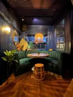 een woonkamer met een groene bank en een tafel bij Duinlust Dishoek in Dishoek