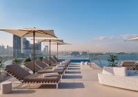 Bazén v ubytování voco Dubai The Palm by IHG nebo v jeho okolí