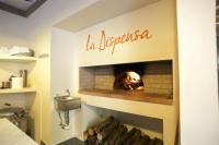 - un four à pizza dans une cuisine avec une cheminée dans l'établissement La Dispensa-bio agriturismo, à Lamporecchio