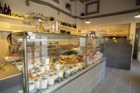 une boulangerie avec une vitrine remplie de beaucoup de nourriture dans l'établissement La Dispensa-bio agriturismo, à Lamporecchio