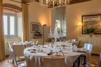 une salle à manger avec tables et chaises et un lustre dans l'établissement La Dispensa-bio agriturismo, à Lamporecchio