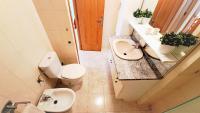 A bathroom at Apartamentos Navarra 07 Salou