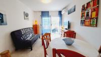 A television and/or entertainment centre at Apartamentos Navarra 07 Salou
