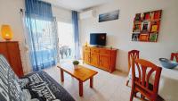 A television and/or entertainment centre at Apartamentos Navarra 07 Salou