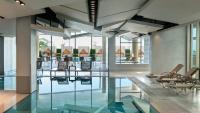Bazén v ubytování Crowne Plaza Florya Istanbul by IHG nebo v jeho okolí