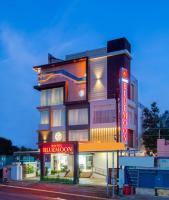 un edificio de hotel con una señal de neón delante de él en HOTEL BLUEMOON, en Tirunelveli