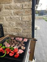 een grill met vlees en groenten erop bij İstasyon Otel in Boyalık